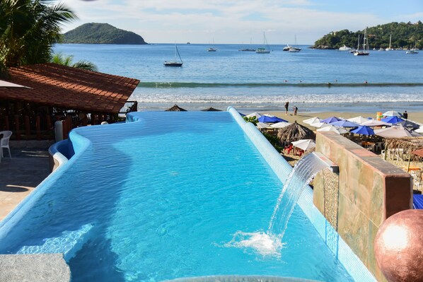 Outdoor pool - Arena Suites (Zihuatanejo)
