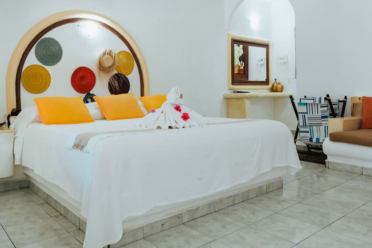Suite, 1 King-Bett | 2 Schlafzimmer, Allergikerbettwaren, Zimmersafe, Bügeleisen/Bügelbrett