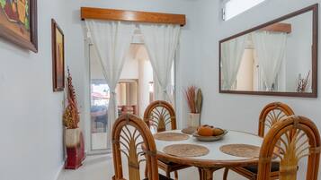 Suite familiar, 2 habitaciones | Área de sala de estar | Televisión de pantalla plana, Netflix y estación para iPod