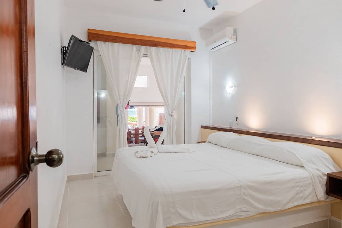 Familien-Suite, 2 Schlafzimmer | 2 Schlafzimmer, Allergikerbettwaren, Zimmersafe, Bügeleisen/Bügelbrett