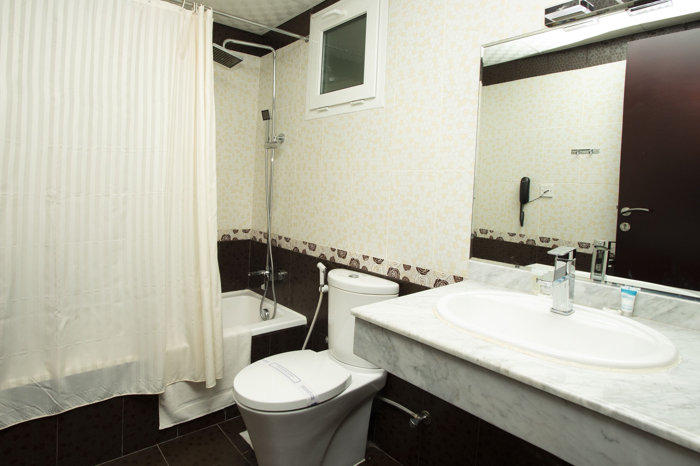 combined shower/bathtub, spring water bathtub, free toiletries