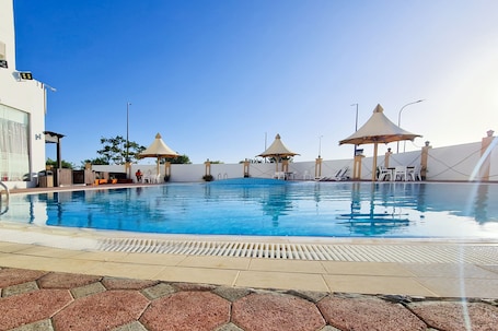 Outdoor pool, pool loungers