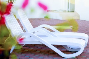 Piscine extérieure, chaises longues