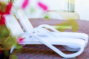 Piscine extérieure, chaises longues