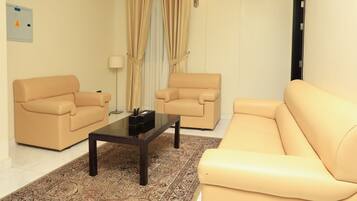 One Bedroom Suite | Sala de estar | Televisión de pantalla plana