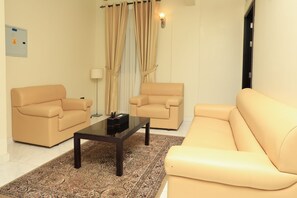 One Bedroom Suite | Phòng khách | TV màn hình phẳng 