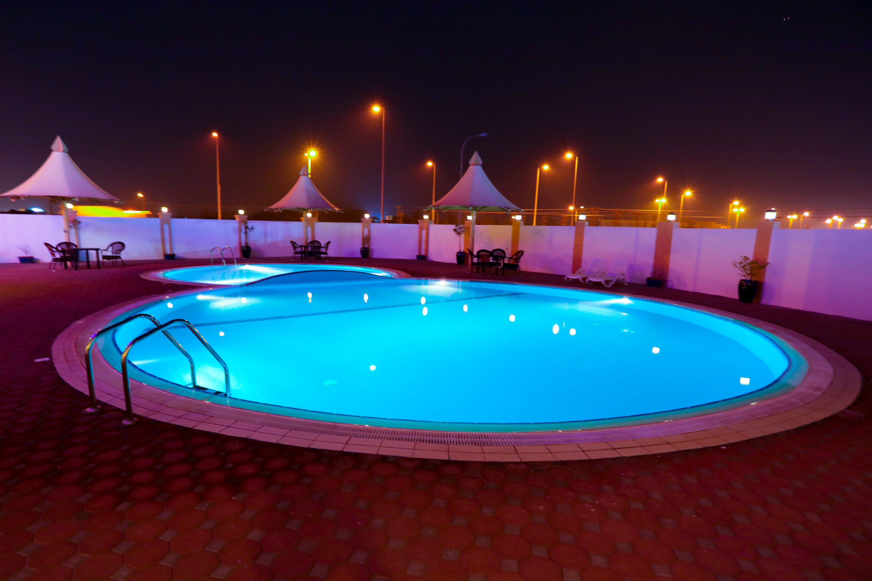 outdoor pool, pool loungers