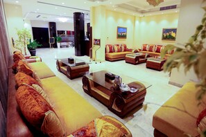 Coin salon dans le hall