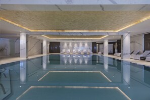 Piscina interna, piscina externa, guarda-sóis, espreguiçadeiras