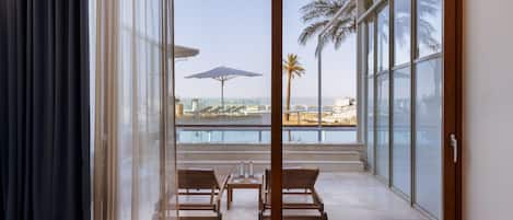 Villa Royal, piscina privada | Minibar, caja fuerte, escritorio y cortinas opacas