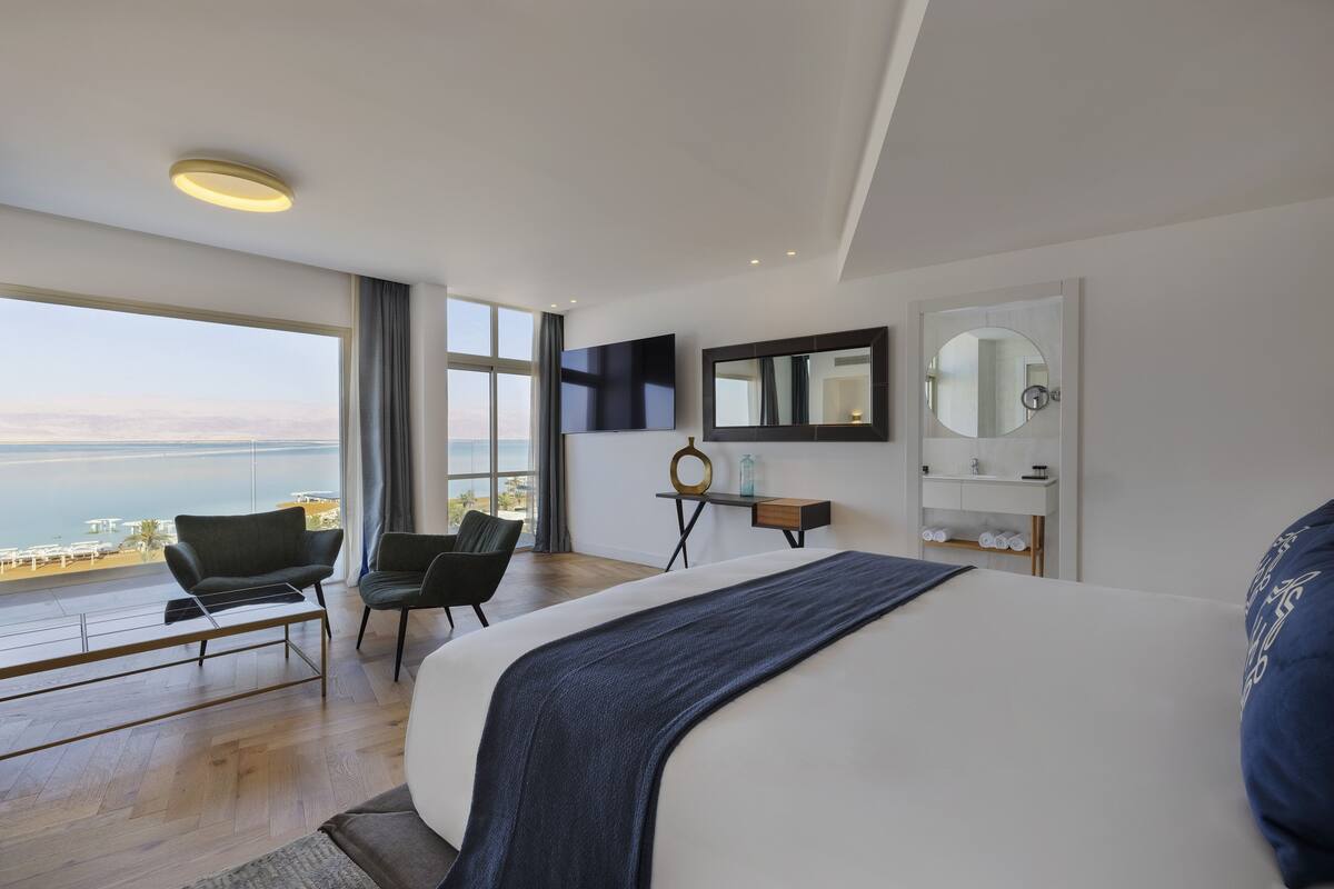 Junior Suite | Minibar, safe på rommet, skrivebord og blendingsgardiner