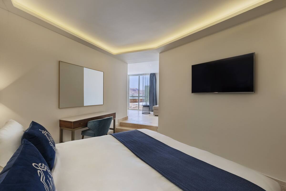 Deluxe Family Room, Sea View | Minibar, safe på rommet, skrivebord og blendingsgardiner