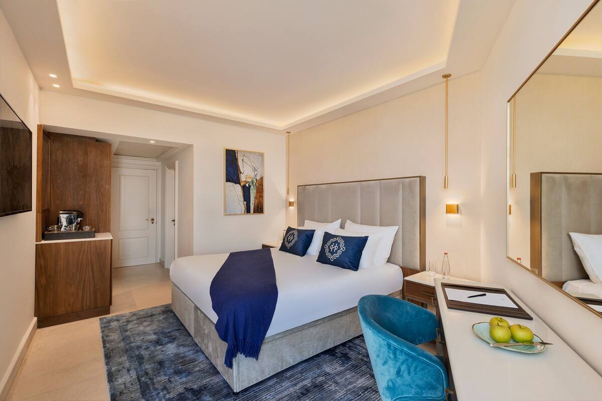 Minibar, safe på rommet, skrivebord og blendingsgardiner