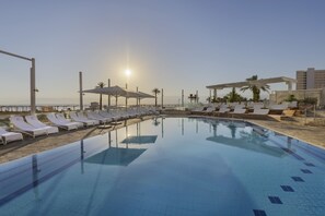 Piscina interna, piscina externa, guarda-sóis, espreguiçadeiras