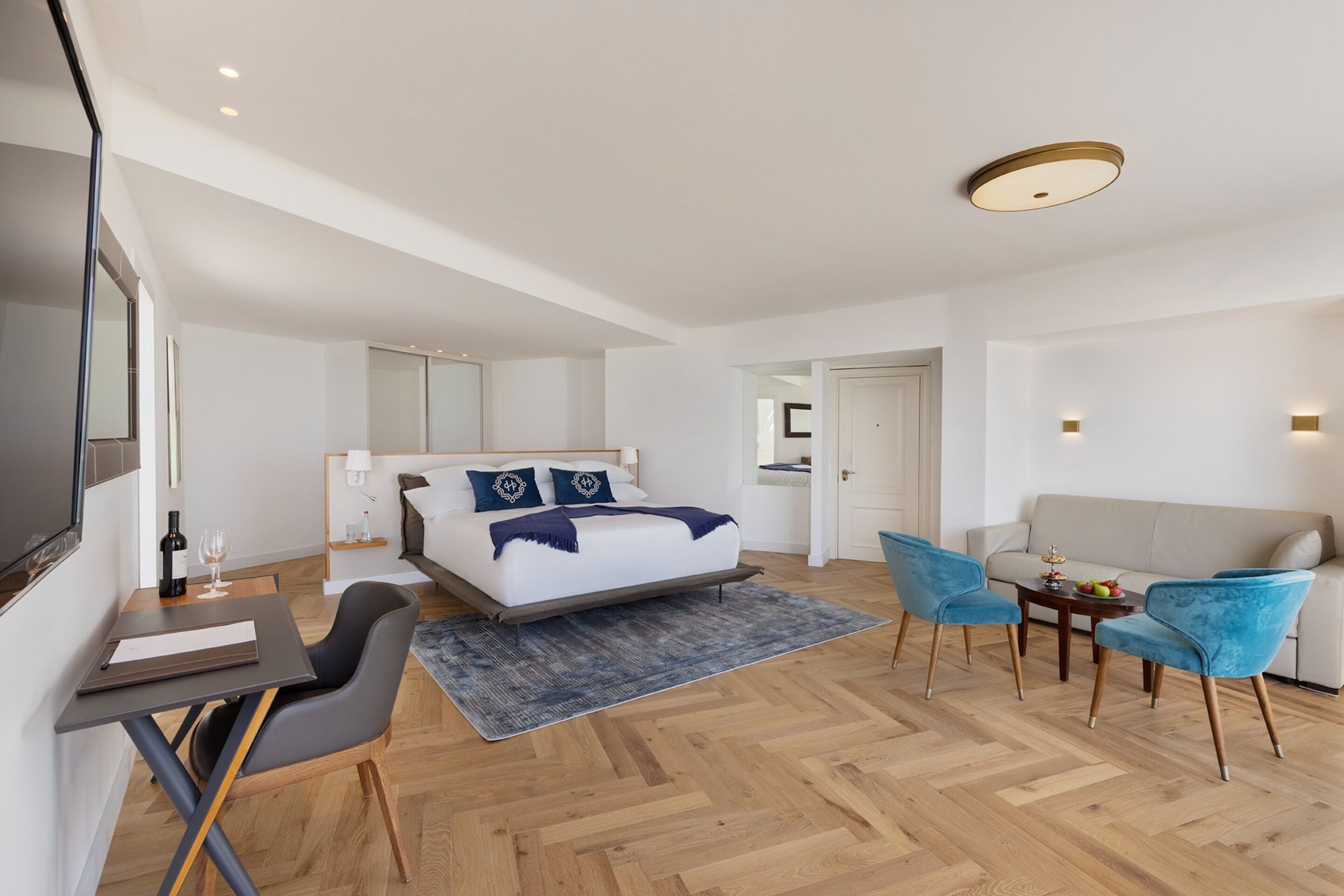 Minibar, Zimmersafe, Schreibtisch, Verdunkelungsvorhänge