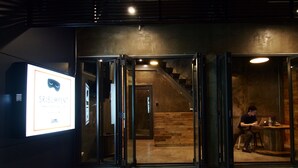 Un intérieur moderne avec un escalier menant à une zone dotée d’un plancher en bois.