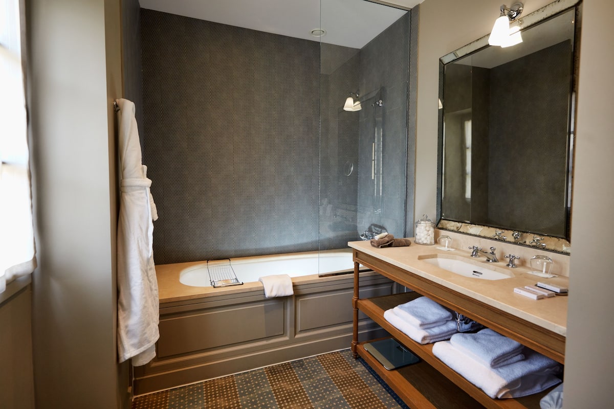 executive room, park view | bathroom | free toiletries, hair dryer, bathrobes, slippers