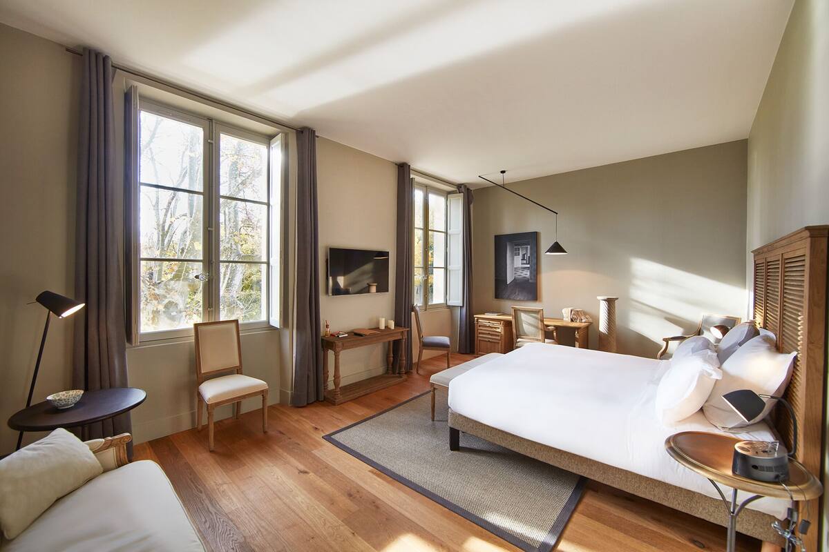 1 bedroom, premium bedding, free minibar items, desk