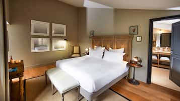 غرفة تننفيذية مزدوجة - بشرفة | 1 غرفة نوم وأغطية فراش متميزة ومأكولات ومشروبات مجانية في الميني بار