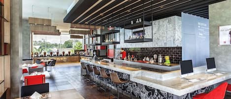 Se sirven desayunos, comidas, cenas y cocina internacional