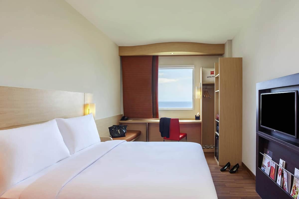 superior room, 1 double bed | minibar, in-room safe, desk, laptop workspace