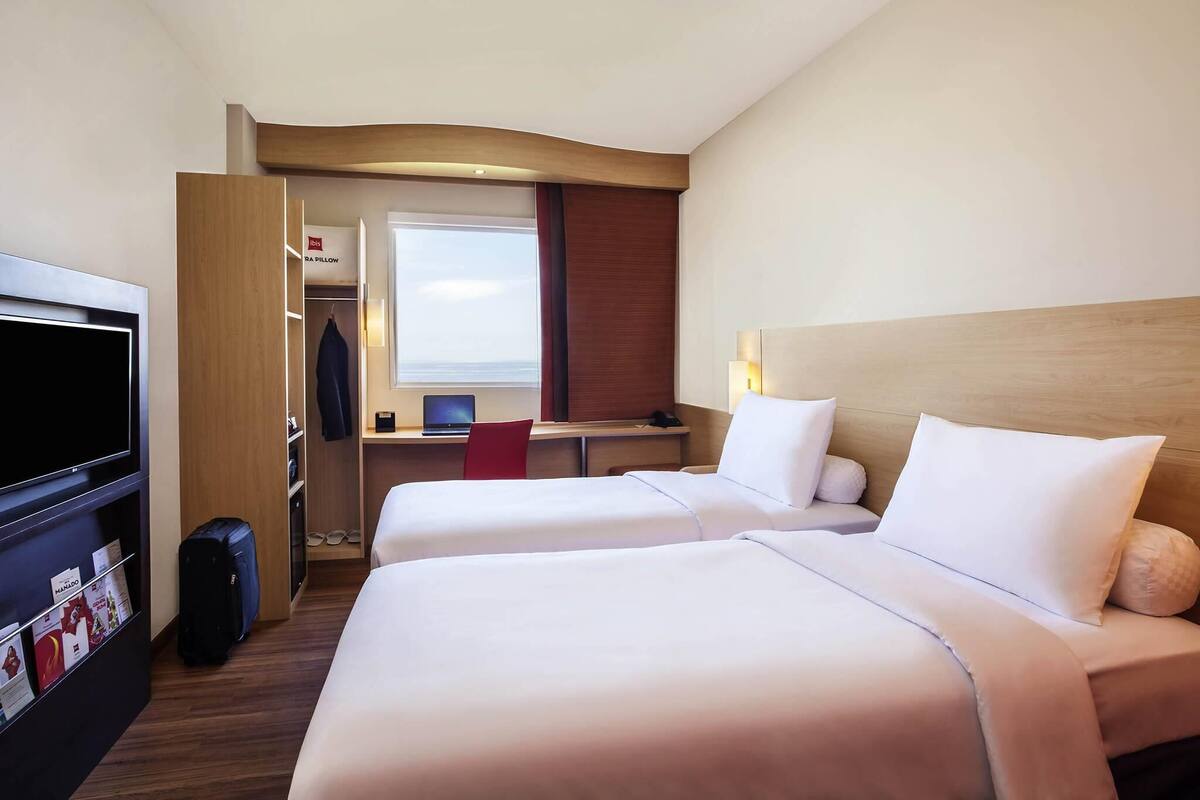 Habitación superior, 2 camas individuales | Minibar, caja fuerte, escritorio y espacio para trabajar con un portátil