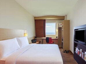 Quarto superior, 1 cama de casal | Frigobar, cofres nos quartos, escrivaninha