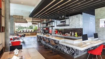 Café da manhã, almoço e jantar; culinária internacional