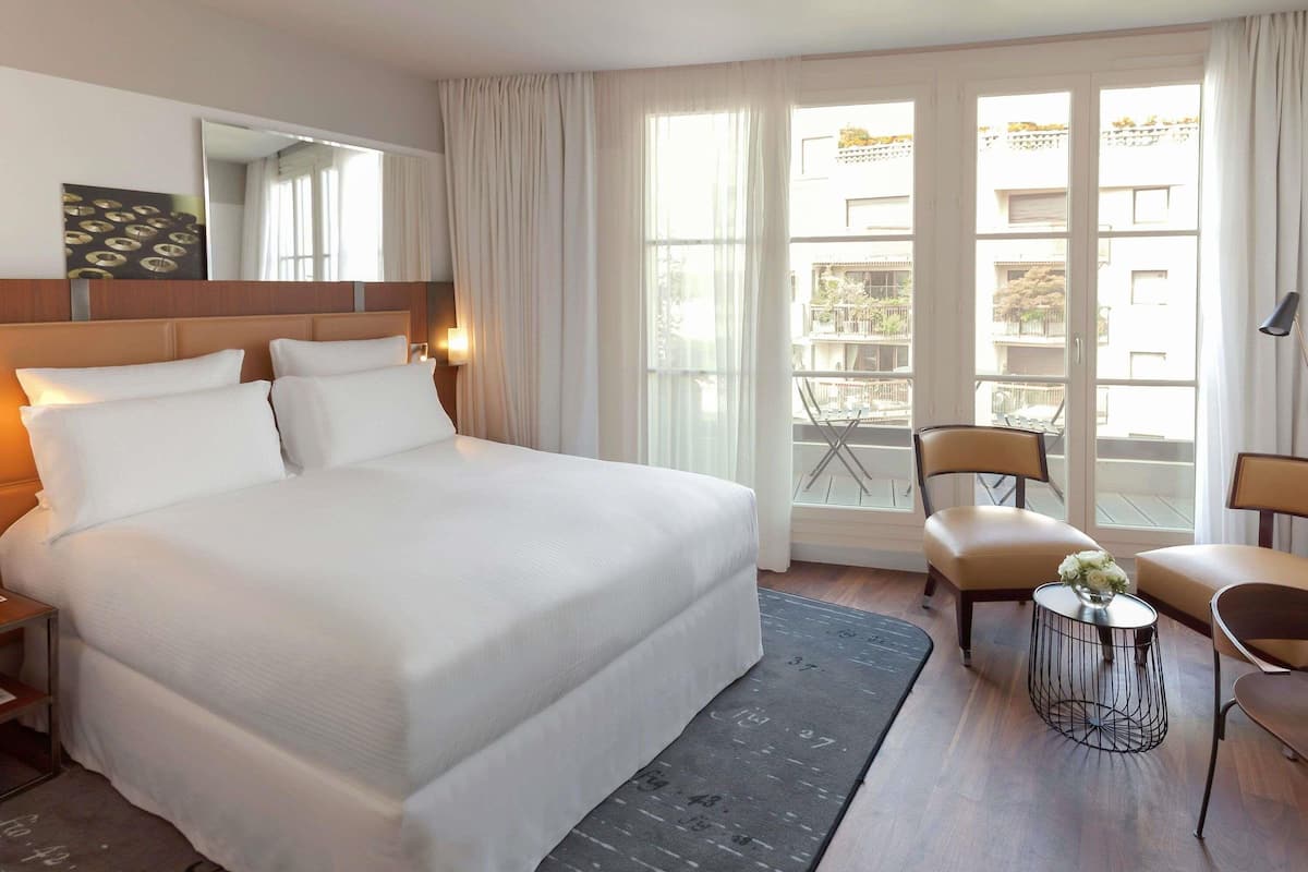 Chambre Deluxe, 1 trÚs grand lit, balcon | Literie de qualité supérieure, minibar, coffres-forts dans les chambres