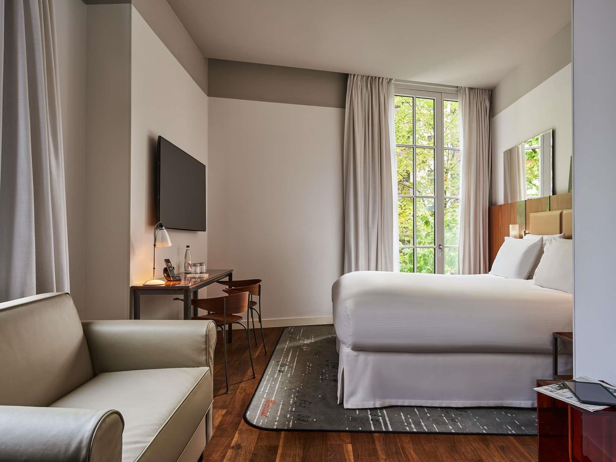 Suite Junior, 1 letto king | Biancheria da letto di alta qualità, minibar, una cassaforte in camera