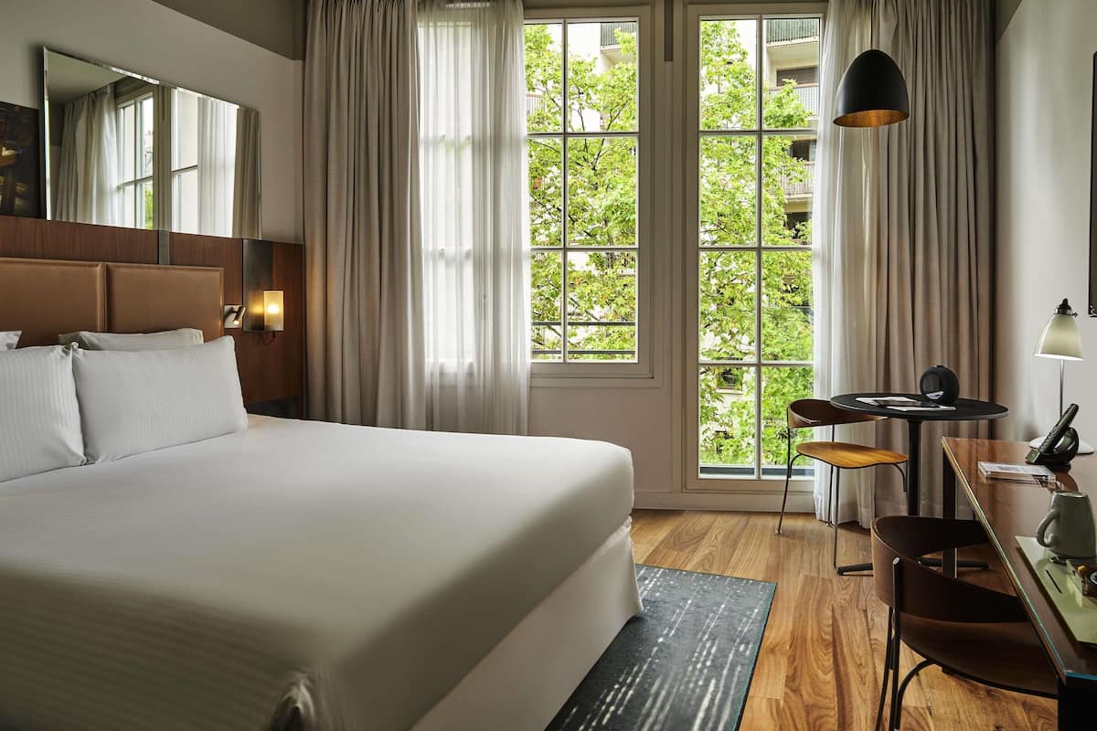 Deluxe Room, 1 King Bed | Premium bedding, minibar, in-room safe, desk