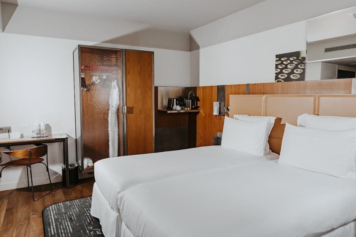Superior Twin Room, 2 Single Beds | Premium bedding, minibar, in-room safe, desk