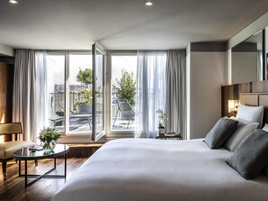 Junior Suite, 1 Queen Bed, Terrace | Premium bedding, minibar, in-room safe, desk