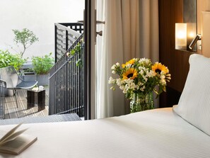 Deluxe Room, 1 King Bed, Balcony | Premium bedding, minibar, in-room safe, desk