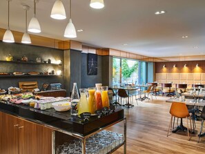 Desayuno buffet todos los días (con cargo) 
