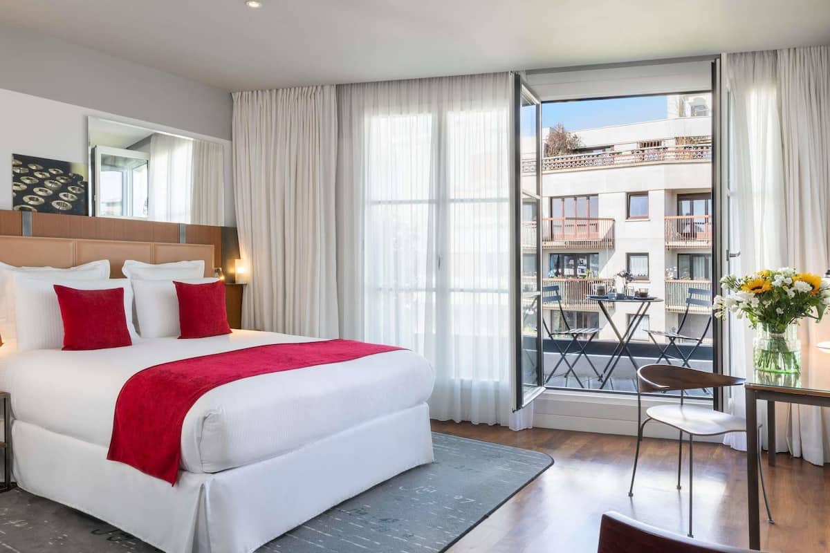 Deluxe-Zimmer, 1 King-Bett, Balkon | Hochwertige Bettwaren, Minibar, Zimmersafe, Schreibtisch