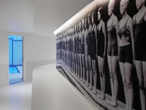 A hallway with a row of black and white photographs of people. - Boutet Bastille Hotel Paris - MGallery Collection (Paris)