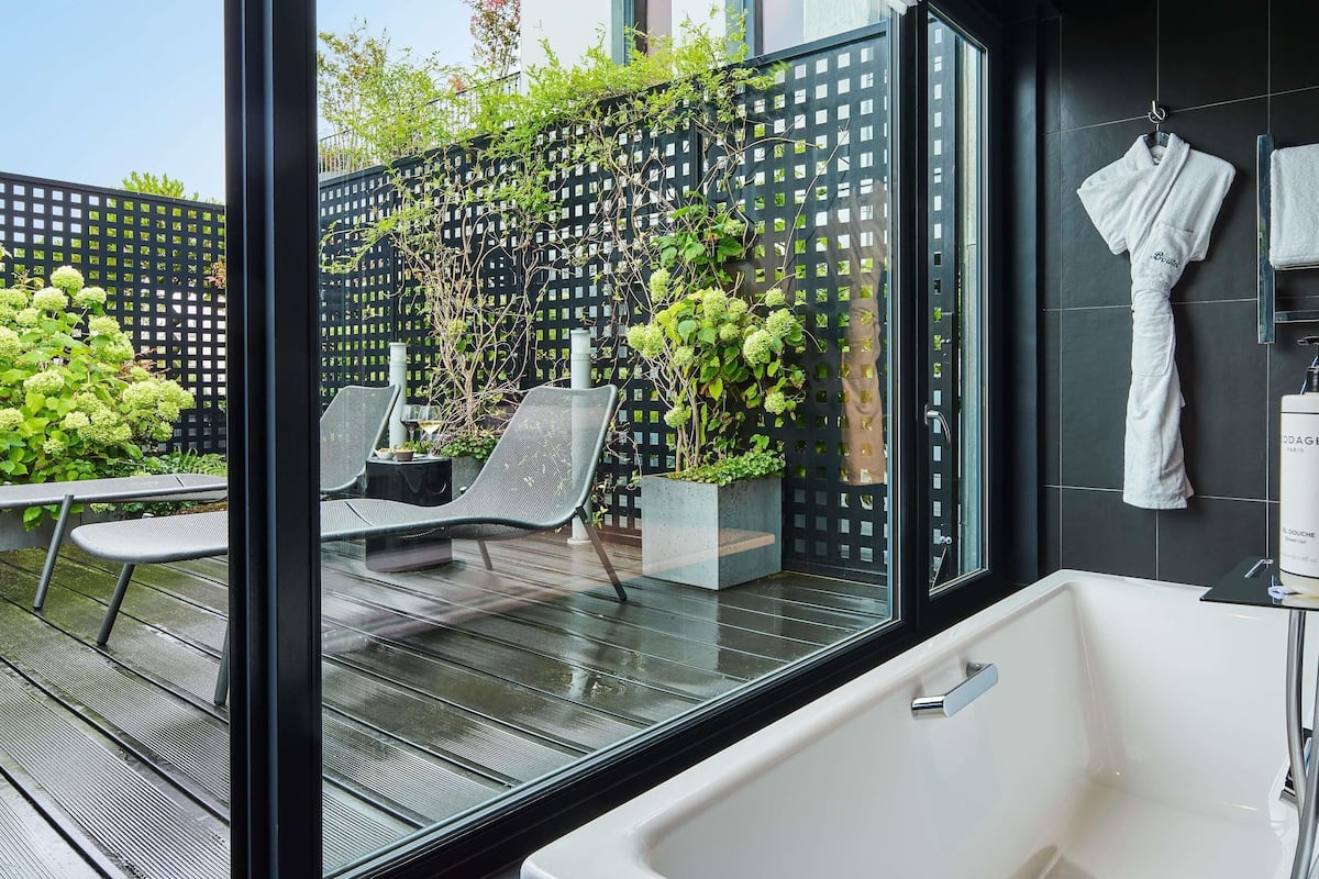 Suíte com design assinado, 1 cama King (Teck Executive) | Roupas de cama premium, frigobar, cofres nos quartos, escrivaninha