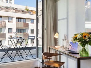 Deluxe-rum - 1 kingsize-säng - balkong | Sängtillbehör av högsta kvalitet och minibar