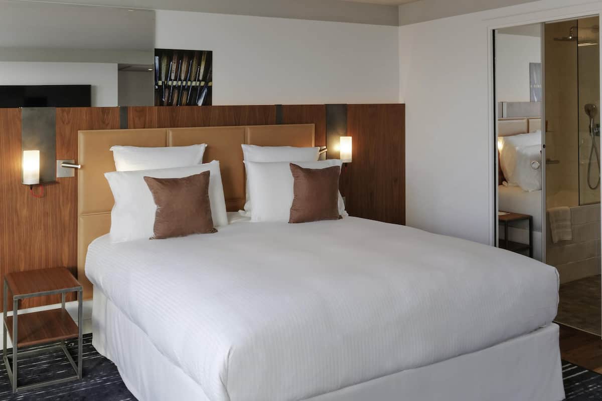 Suite junior, 1 cama King size | Ropa de cama de alta calidad y minibar