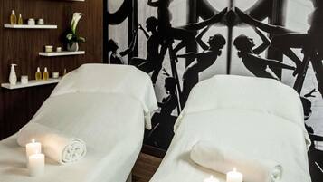 Behandelingskamers voor koppels, een sauna, een stoombad