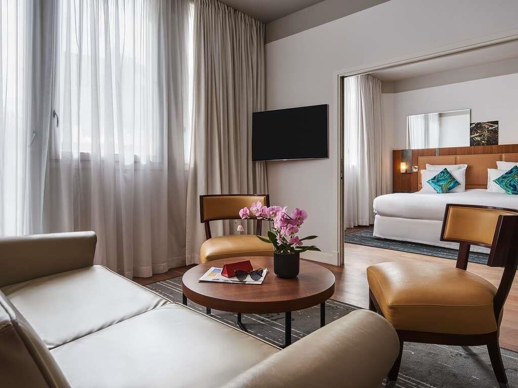 Suite Deluxe, 1 letto king, terrazzo | Biancheria da letto di alta qualità, minibar, una cassaforte in camera