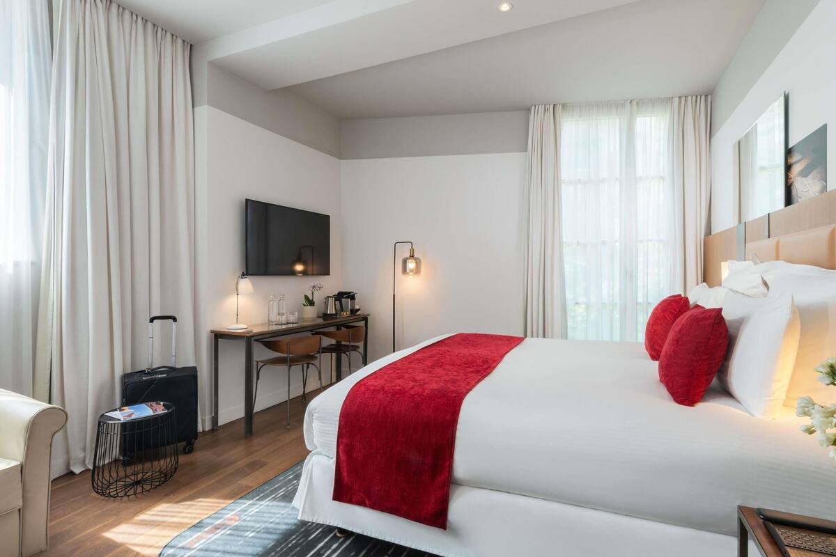 Premium bedding, minibar, in-room safe, desk