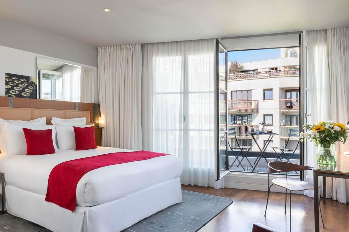 Deluxe Room, 1 King Bed, Balcony | Premium bedding, minibar, in-room safe, desk