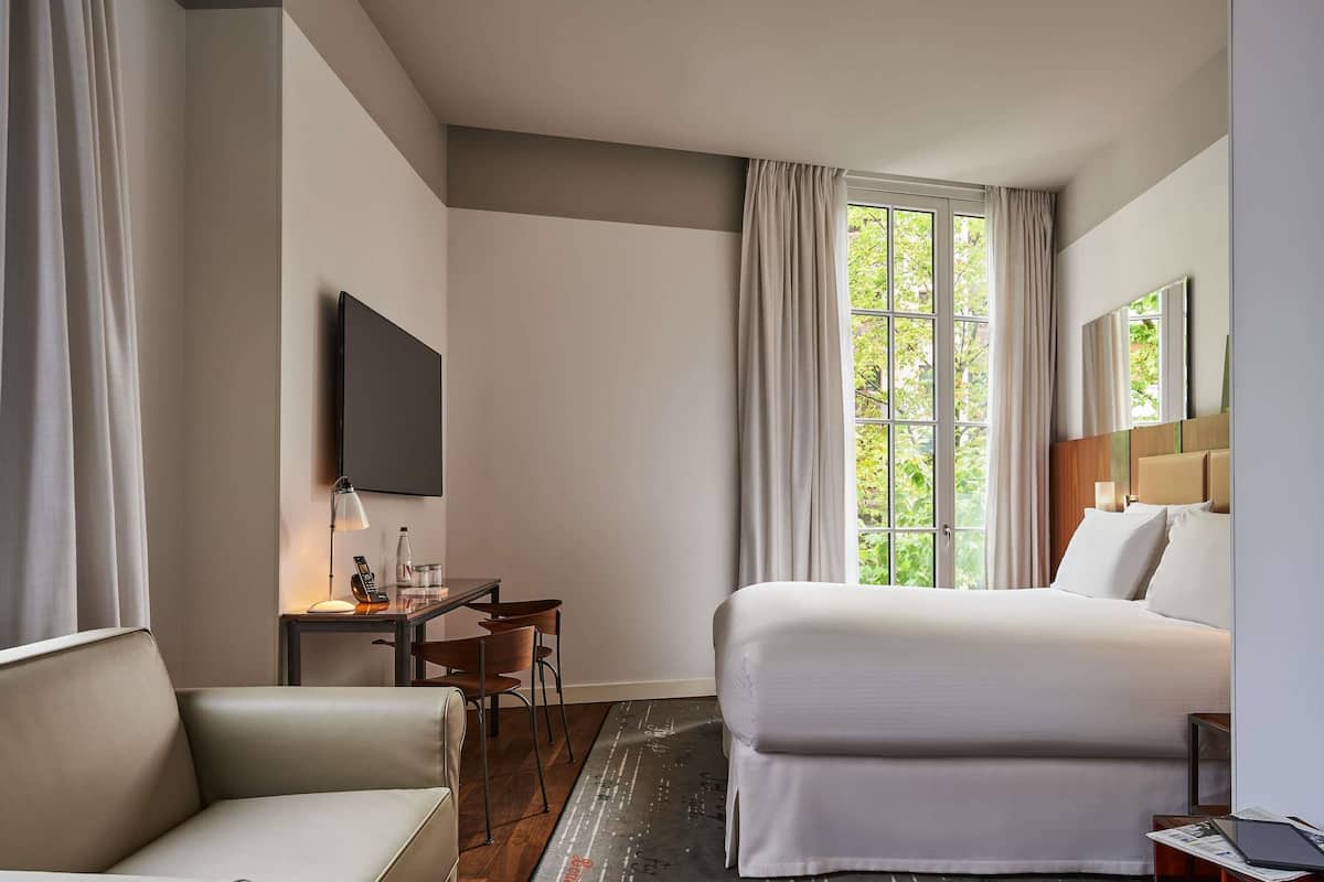 Junior Suite, 1 King Bed | Premium bedding, minibar, in-room safe, desk
