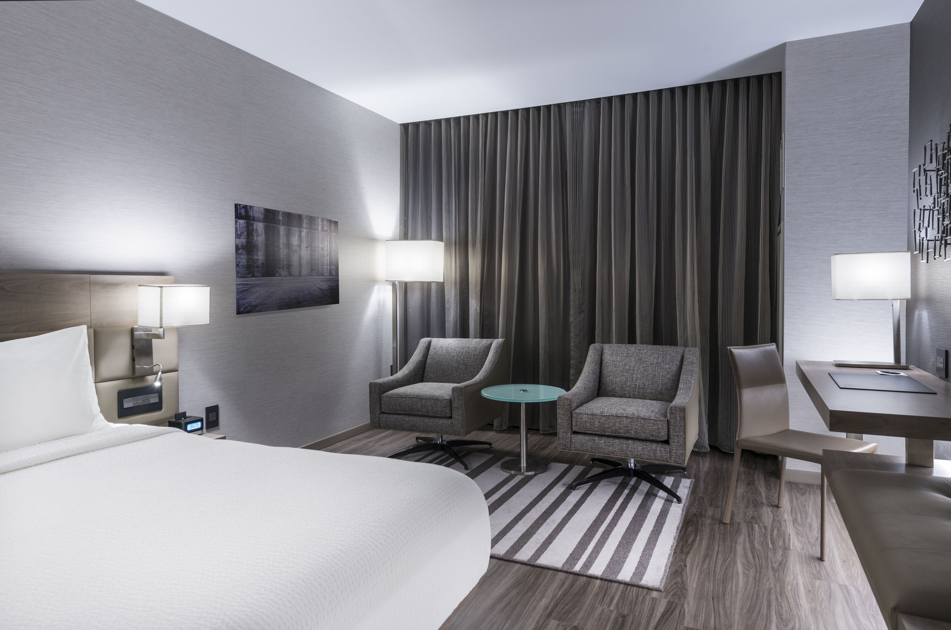 room, 1 king bed | minibar, in-room safe, desk, iron/ironing board