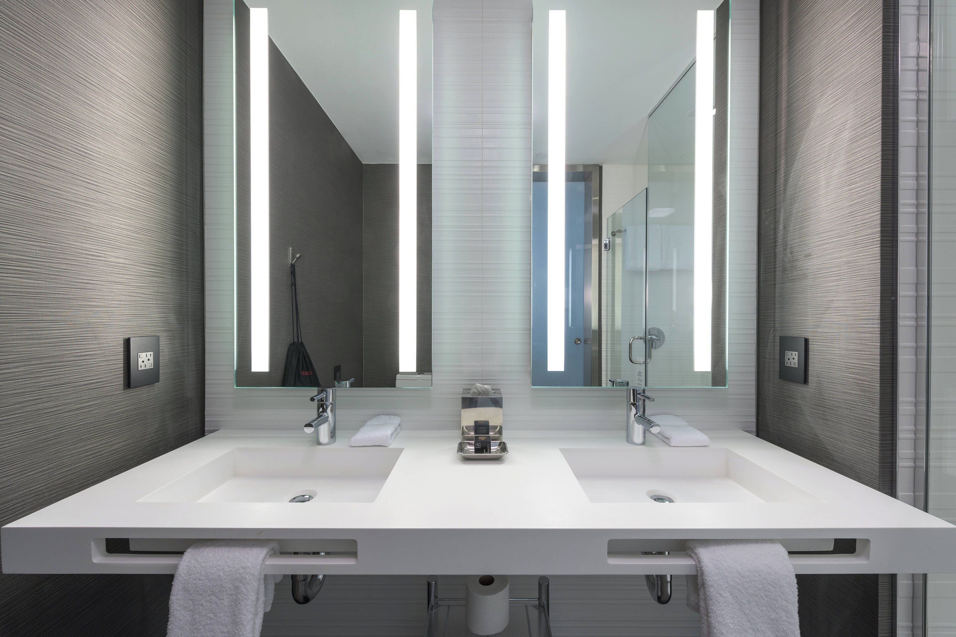 suite, 1 bedroom | bathroom | combined shower/bathtub, free toiletries, hair dryer, towels