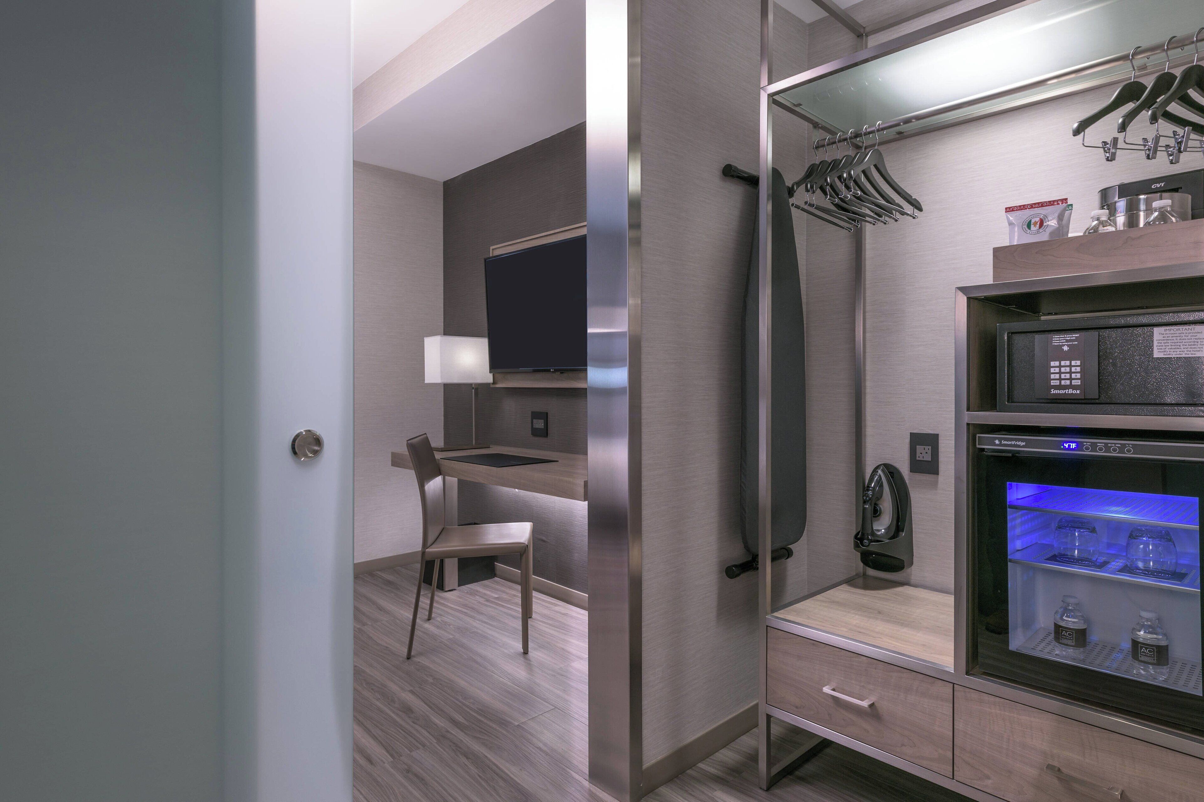 suite, 1 bedroom | minibar, in-room safe, desk, iron/ironing board