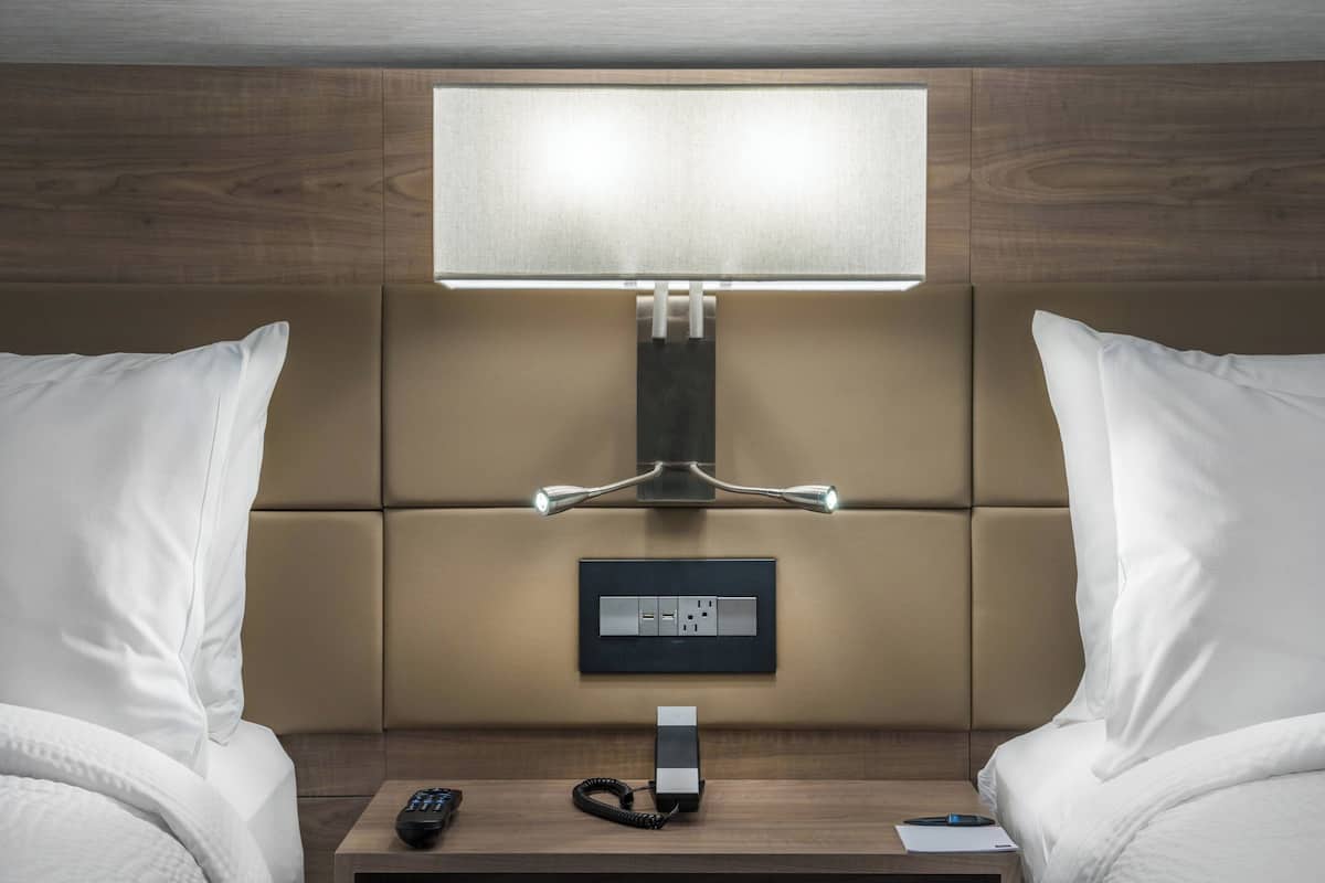 Minibar, Zimmersafe, Schreibtisch, Bügeleisen/Bügelbrett