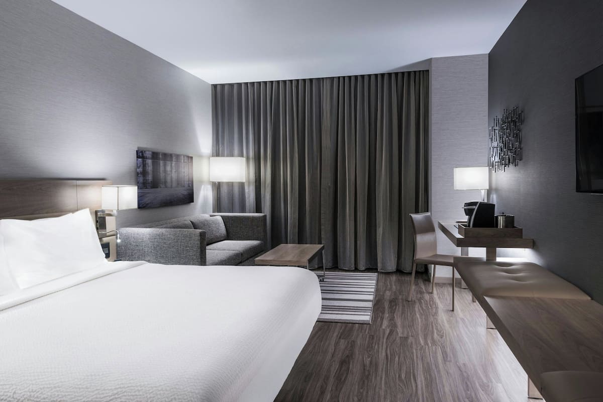 Room, 1 King Bed with Sofa bed | Minibar, in-room safe, desk, iron/ironing board